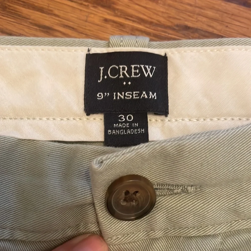 EUC J Crew shorts in a pale green. Size 30. 9 inch inseam.